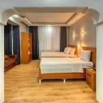 Pio Hotel *